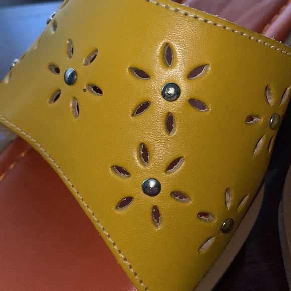 Sandals by Nevada, Yellow/Orange Low Heel, Sz 9 - Picture 10 of 13